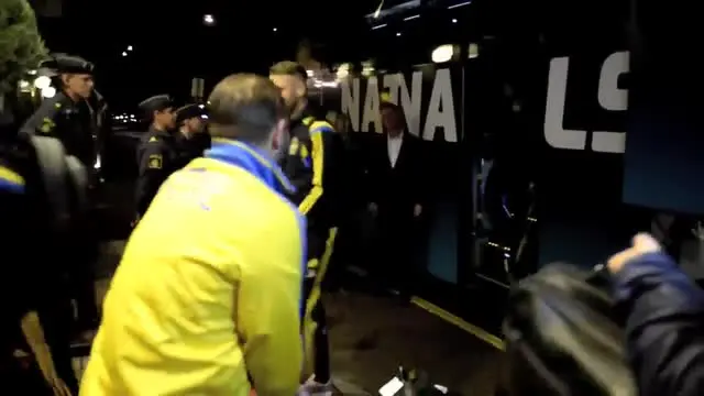 Zlatan Ibrahimovic kapten timnas Swedia mengajari para polisi Swedia bagaimana cara selfie yang benar bersama dirinya.