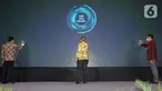 Dirut BPJamsostek Anggoro Eko Cahyo (kanan) Sekretaris Utama Badan Pelindungan Pekerja Migran Indonesia (BP2MI) Tatang Budie Utama Razak (tengah) dan Dirut Bank Mandiri Darmawan Junaidi (kiri) meluncurkan kanal pembayaran iuran BPJamsostek di Jakarta, Kamis (27/5/2021).(Liputan6.com/Fery Pradolo)