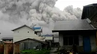 Kepulan awan panas Gunung Sinabung, Kabupaten Karo, Sumatera Utara, (22/5). Luncuran awan panas Gunung Sinabung yang terjadi sejak dan sebagian warga telah di evakuasi. (Tuty/Basarnas)