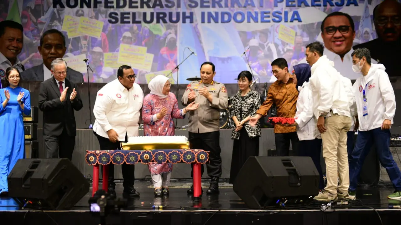 Konfederasi Serikat Pekerja Seluruh Indonesia (KSPSI) merayakan puncak peringatan Hari Ulang Tahun ke-50 di Balai Sarbini, Jakarta Selatan