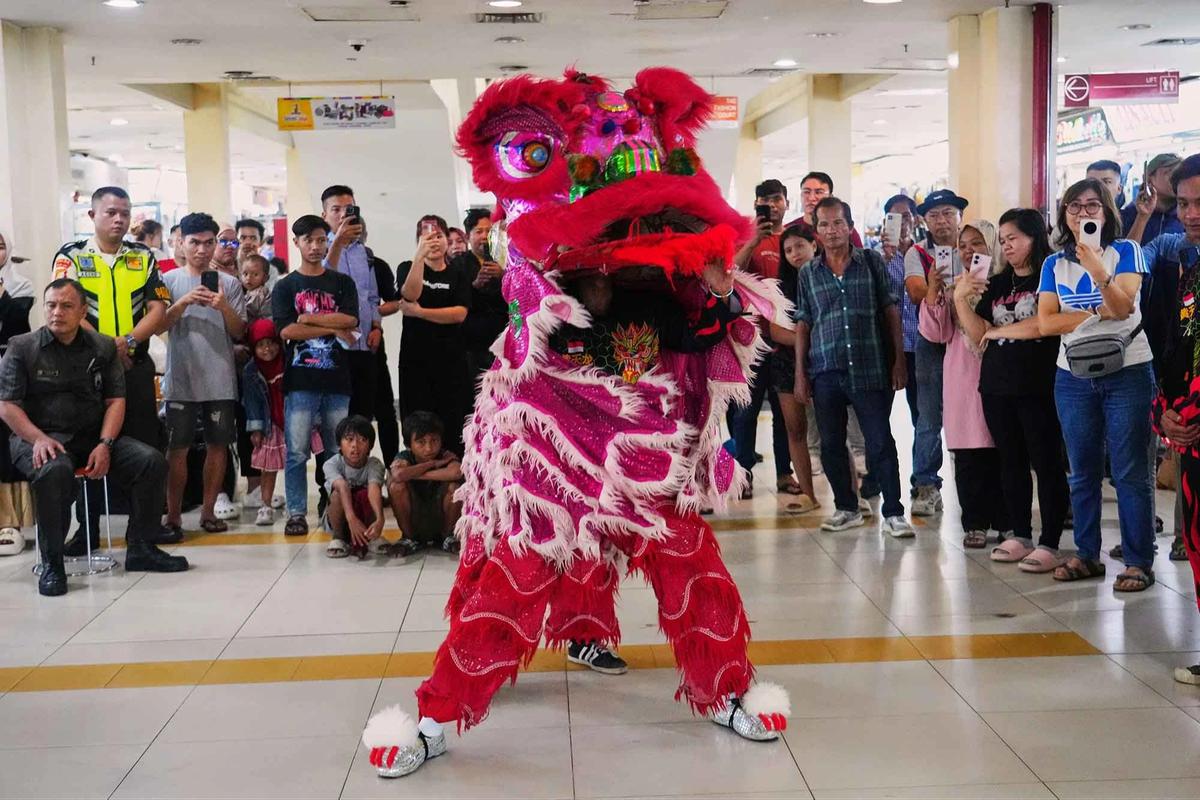 FOTO: Semarak Barongsai Jelang  Perayaan Imlek di Pusat Perbelanjaan Senen