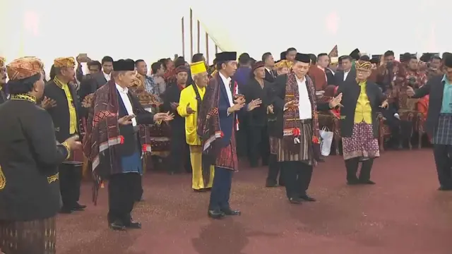 Jokowi Menari Tor-Tor di Pesta Adat Kahiyang-Bobby