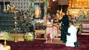 Putri Kerajaan Thailand, Maha Chakri Sirindhorn berdoa dan memberikan penghormatan terakhir kepada almarhum ayahnya, Raja Bhumibol Adulyadej di Grand Palace di Bangkok, Thailand, Sabtu (15/10). Upacara ini digelar sebelum upacara kremasi jenazah.(REUTERS)