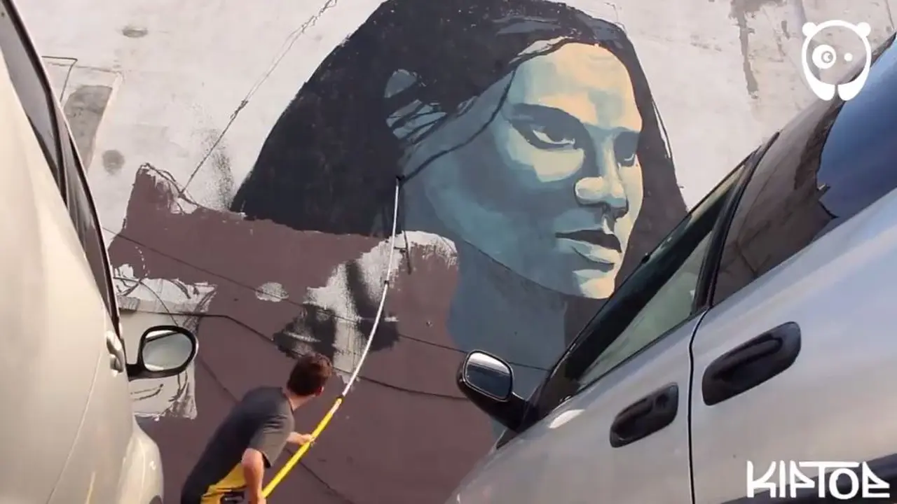 [Bintang] Gokil! Mural Raksasa Ini Dibuat Tanpa Bantuan Tangga Lho!