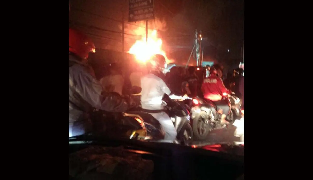 Kebakaran menghanguskan beberapa toko cat. Namun belum diketahui informasi detail dan penyebab kebakaran tersebut (@TMCPoldaMetro)