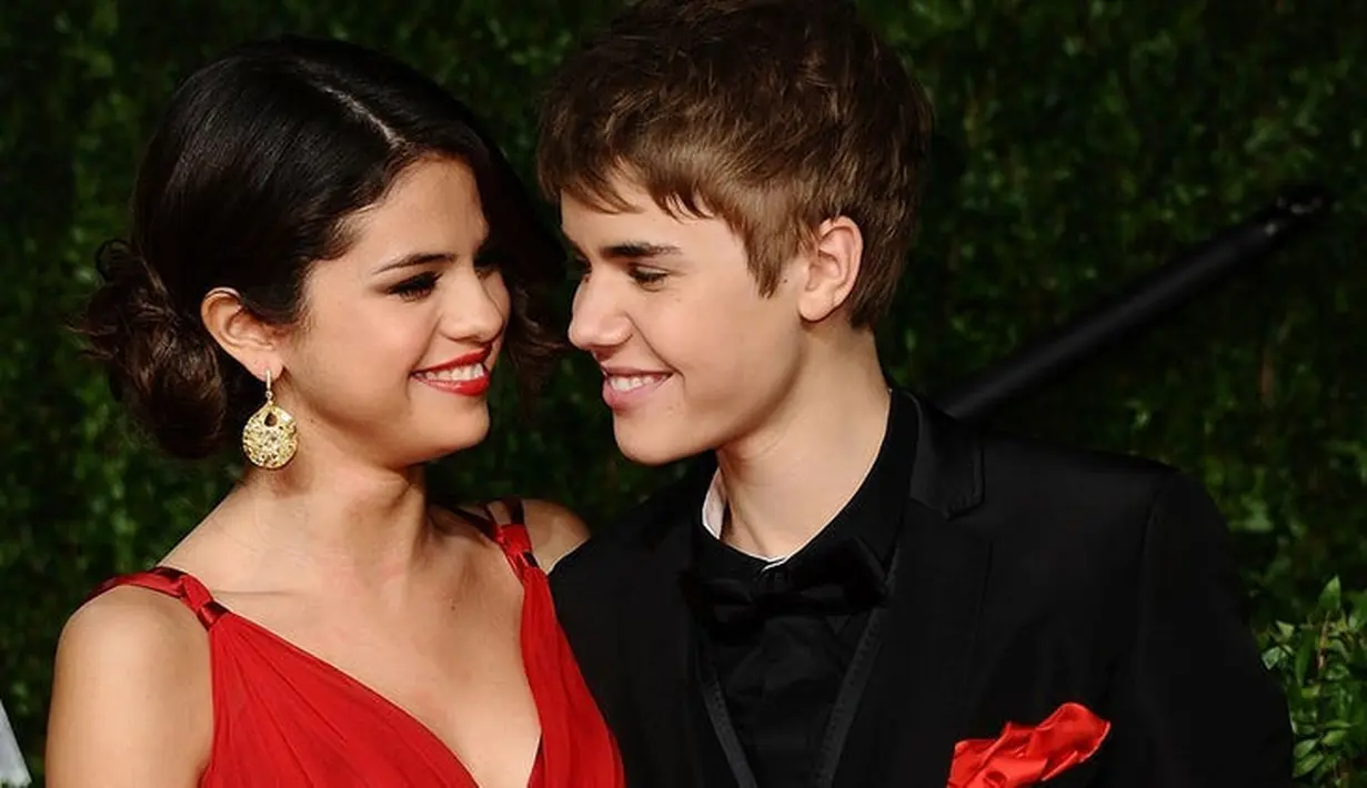 Justin Bieber memberikan jarak pada Selena Gomez karena pelantun lagu Wolves tersebut mengatakan bahwa menghabiskan waktu bersama saat Thanksgiving terkesan membuat hubungan mereka buru-buru. (Getty Images/J-14)