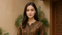 8 Trik Simpel Memakai Tunik Batik Lengan Lurus agar Tetap Modis