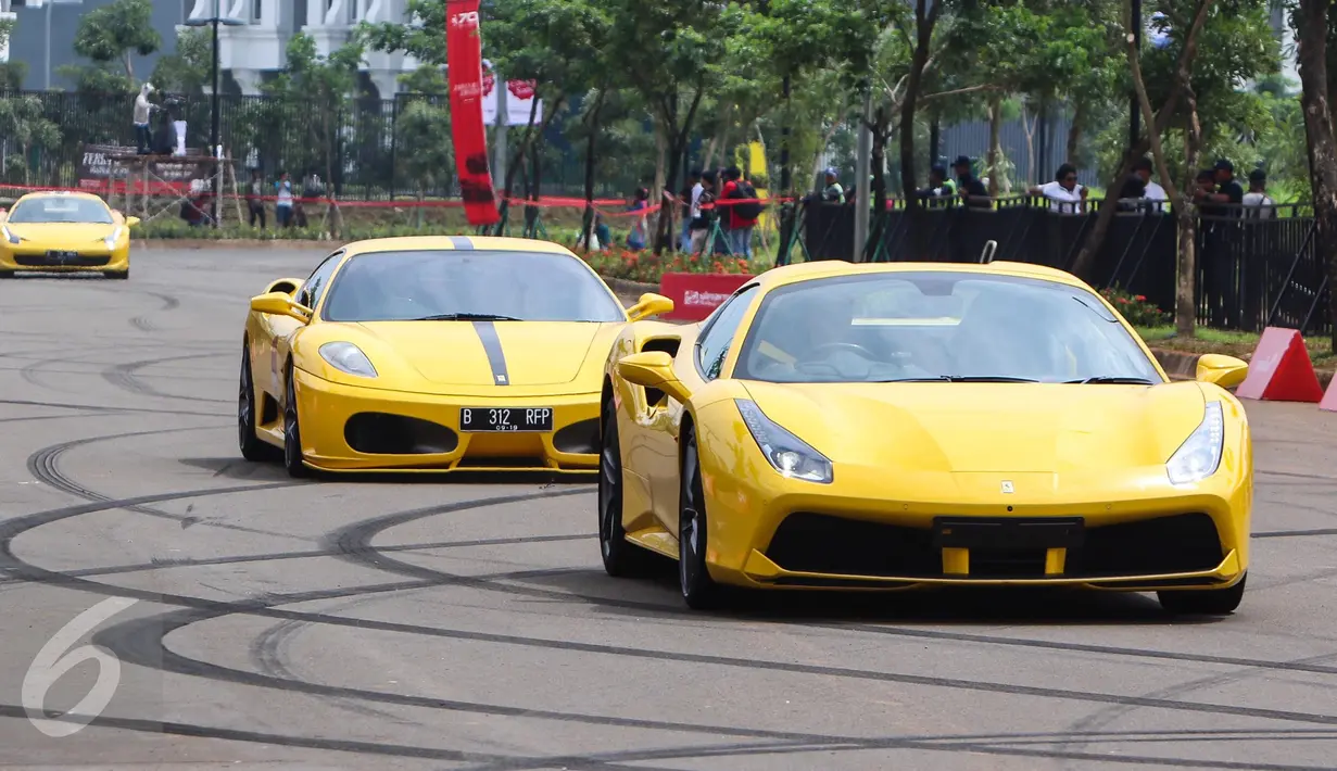 Mobil Ferrari melaju kencang mengelilingi sirkuit sepanjang 3,2 kilometer dalam Ferrari Festival of Speed di BSD City, Minggu (23/4). Ratusan Ferrari klasik dan modern hadir memeriahkan acara yang terbuka untuk umum tersebut. (Liputan6.com/Fery Pradolo)