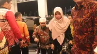 Wali Kota Bengkulu Helmy Hasan harus berjalan menggunakan tongkat untuk menghadiri rakernas APEKSI di Semarang. (foto: Liputan6.com/Yuliardi Hardjo Putro)