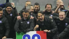 Lengkap sudah gelar juara domestik yang dikoleksi oleh pelatih Inter Milan, Simone Inzaghi di sepak bola Italia usai meraih trofi juara Liga Italia musim 2023/2024 bersama Inter Milan. Tiga gelar utama domestik sepak bola Italia, trofi Liga Italia, Coppa Italia dan Supercoppa Italiana telah mampu diraihnya mulai saat membesut Lazio hingga teranyar bersama Inter Milan. Berikut sebaran tiga trofi yang diraih Simone Inzaghi bersama Lazio dan Inter Milan. (AP Photo/Luca Bruno)