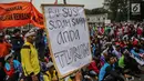 Sebuah poster berisi tuntutan dari Aliansi Nelayan Indonesia yang berunjuk rasa di depan Istana Merdeka, Jakarta, Selasa (11/7). Dalam aksi itu, para nelayan menyampaikan sebanyak 10 tuntutan, di antaranya melegalkan cantrang. (Liputan6.com/Faizal Fanani)