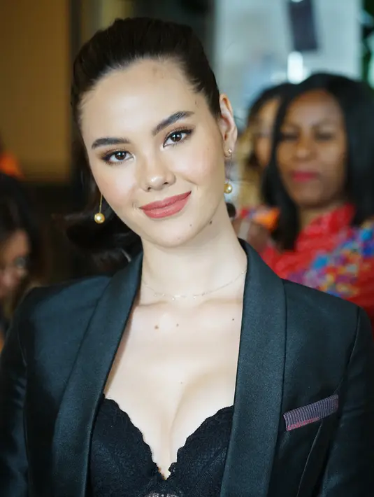 Miss Universe 2018, Catriona Gray menghadiri 'Breakfast of Champtions' yang disajikan oleh Wheaties di Spring Studios selama New York Fashion Week: The Shows di New York City (9/9/2019). Wanita 25 tahun ini tampil serba hitam dengan blazer, celana hitam dan kamisol beraksen lace. (AFP Photo/Manny Ca