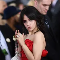 Penyanyi Camila Cabello menghadiri karpet merah ajang musik bergengsi Grammy Awards 2018 di New York, Minggu (28/1). Gaya Camila disempurnakan dengan perhiasan berlian serta clutch berbentuk lampu bola disko warna silver. (AFP PHOTO/Jewel SAMAD)
