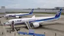 Pesawat Boeing 787-9 Dreamliner berdampingan dengan Boeing 787-8 Dreamliner sesaat sebelum upacara perayaan penerbangan perdana di Bandara Haneda, Tokyo, Jepang, (4/8/2014).  (REUTERS/Yuya Shino)