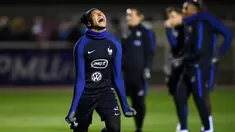 Striker Prancis, Kylian Mbappe, tampak bahagia usai berhasil mencetak gol saat sesi latihan jelang laga persahabatan di Paris, Selasa (7/11/2017). Prancis akan berhadapan dengan Jerman dan Wales. (AFP/Franck Fife)