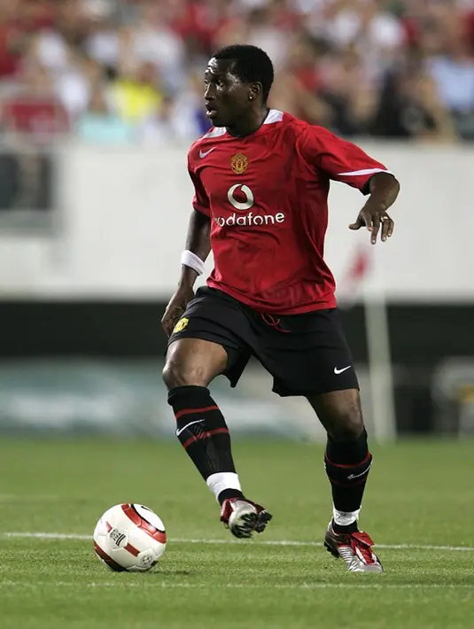 Mantan punggawa Manchester United, Eric Djemba-Djemba merupakan salah satu andalan Sir Alex Ferguson pada 2003-2005. Setelah pindah ke Aston Villa prestasinya menurun dan dinyatakan bangkrut. Sekarang menjadi pemain Persebaya Surabaya. (AFP/PHIL COLE )