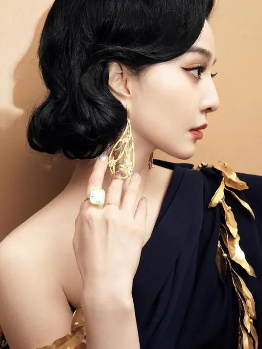 Gaun couture rancangan AZZI & OSTA tersebut membuat penampilannya anggun maksimal. Lengkap dengan perhiasan emas dan berlian yang berkilau. [Foto: @bingbing_fan]