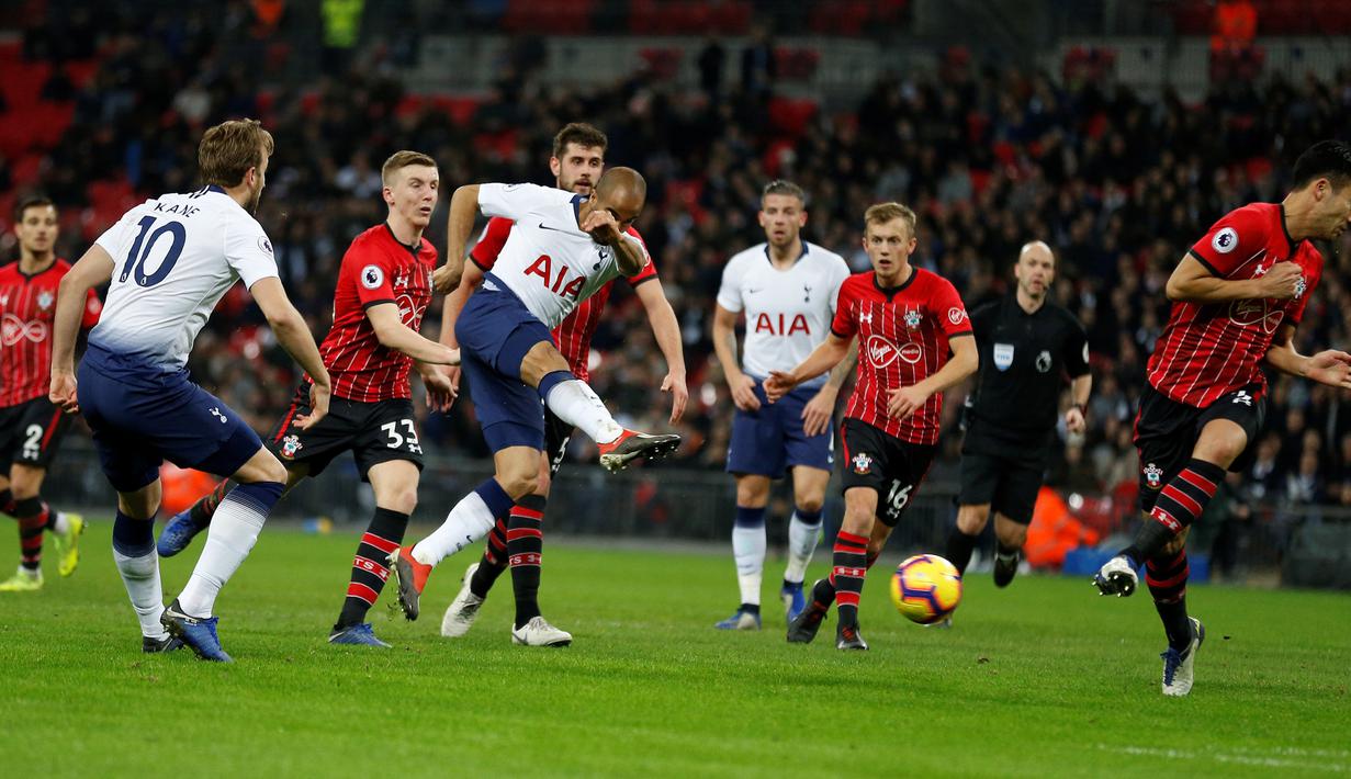 Gelandang Tottenham, Lucas Moura, melepaskan tendangan saat melawan Southampton pada laga Premier League di Stadion Wembley, London, Rabu (5/12). Tottenham menang 3-1 atas Southampton. (AFP/Ian Kington)