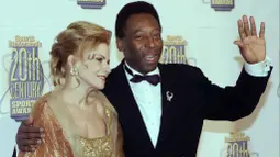 Legenda sepak bola sepanjang masa, Pele sudah memiliki 7 anak dari 4 wanita. Dari istri pertama ia dihadiahkan 3 anak yaitu Kelly, Jennifer dan Edson. (AFP/Timothy A Clary)