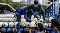 Sejumlah petugas menurunkan tabung oksigen yang akan didistribusikan di Posko Rescue Oxygen, Monas, Jakarta, Senin (5/7/2021). Posko Rescue Oxygen didirikan atas kolaborasi dengan sejumlah OPD Pemprov DKI Jakarta. (Liputan6.com/Faizal Fanani)