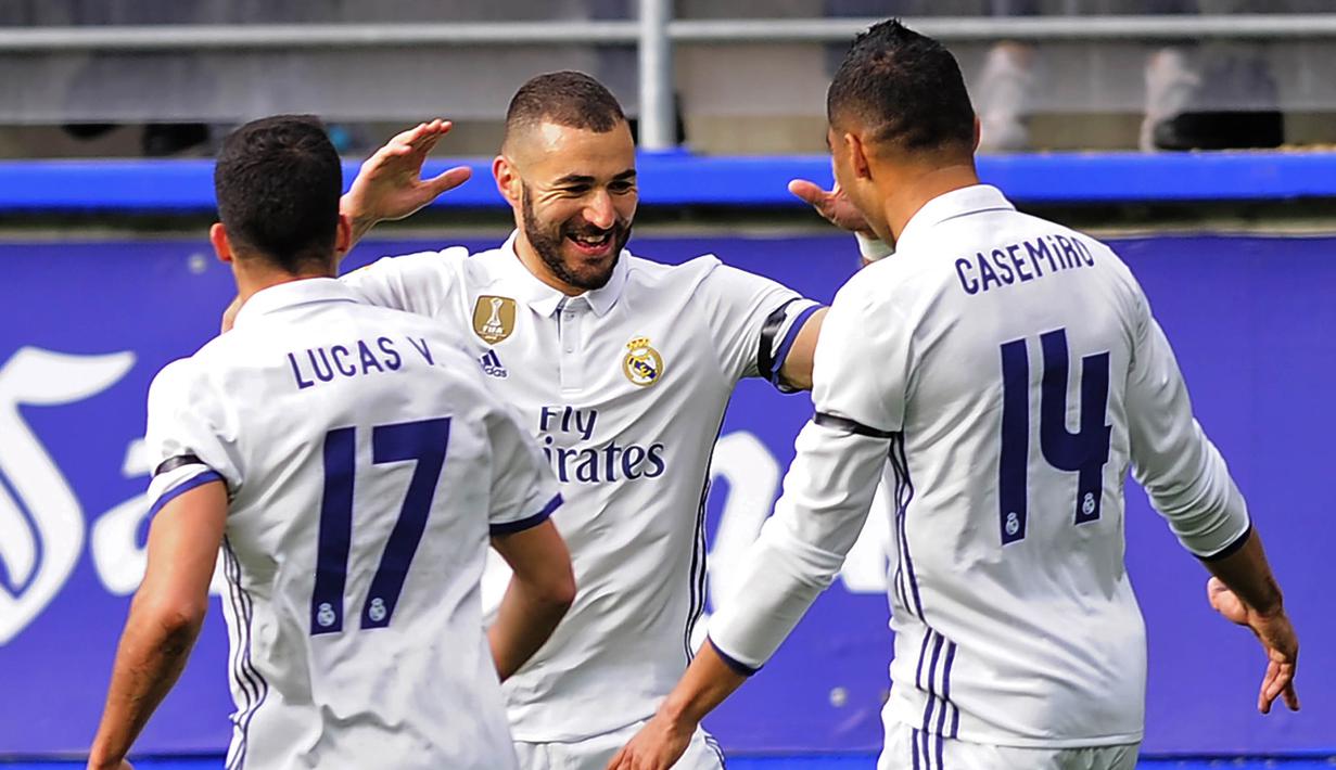 Striker Real Madrid, Karim Benzema, melakukan selebrasi usai menjebol gawang Eibar di Stadion Ipurua, Sabtu, (4/3/2017). Karim Benzema resmi memperpanjang masa bakti bersama Los Blancos hingga Juni 2021. (AFP/Ander Gillenea)