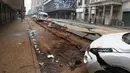 Beberapa orang dievakuasi dari daerah tersebut pada Rabu malam karena kekhawatiran akan adanya ledakan kedua atau gedung-gedung bertingkat di pusat kota akan runtuh. (Luca Sola / AFP)