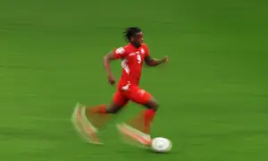 Pemain Swiss Johan Manzambi mengontrol bola selama pertandingan babak 32 besar Piala Dunia FIFA 2026 antara Swiss dan Aljazair di BC Place Vancouver, British Columbia, Kamis, (02/07/2026). (AFP/ Getty Images/ Fran Santiago)