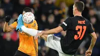 Gelandang Manchester United (MU) Nemanja Matic (kanan) coba mengausai bola pada laga Piala FA melawan Wolverhampton Wanderers di Molineux, Sabtu (4/1/2020) atau Minggu dini hari WIB. (AFP/Justin Tallis)