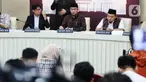 Ketua Komisi Pemilihan Umum (KPU) Republik Indonesia, Hasyim Asyari (tengah) didampingi anggota KPU August Mellaz (kiri) dan Mochammad Afifuddin (kanan) memberikan keterangan di kantor KPU, Jakarta, Senin (12/2/2024). (Liputan6.com/Angga Yuniar)