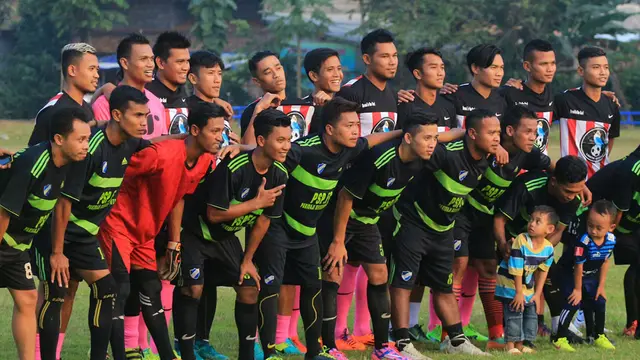 Pesepak bola profesional asal Malang