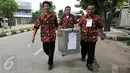 Petugas TPS membawa kotak suara yang nantinya akan dikumpulkan ke kelurahan sebelum didistribusikan kembali ke Kecamatan, Depok, (9/12). TPS di Kota Depok adalah sebanyak 3.235 TPS tersebar di 63 kelurahan dan 11 kecamatan. (Liputan6.com/Yoppy Renato)