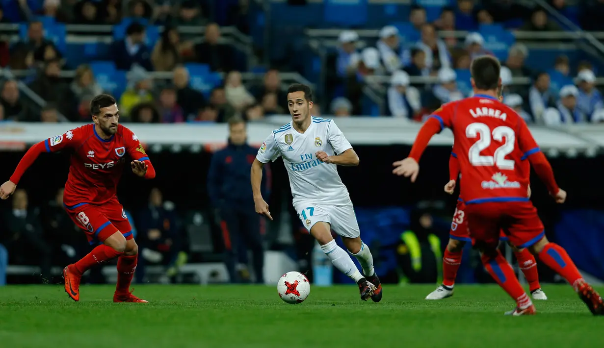 Pemain Real Madrid, Lucas Vazquez mengejar bola saat menjamu Numancia pada leg kedua babak 16 besar Copa del Rey di Santiago Bernabeu, Kamis (11/1). Meski bermain imbang, Real Madrid lolos ke perempat final dengan agregat skor 5-2. (AP/Francisco Seco)