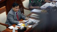 Menteri Pertahanan Prabowo Subianto rapat kerja dengan Komisi I DPR di Kompleks Parlemen, Senayan, Jakarta, Kamis (27/1/2022). Rapat meminta persetujuan DPR untuk penjualan eks KRI Teluk Mandar 514 dan KRI Teluk Penyu 513. (Liputan6.com/Angga Yuniar)