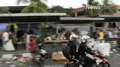Pascakebakaran yang melanda Pasar Senen, Jakarta Pusat pada 19 Januari 2017, sejumlah pedagang terpaksa berjualan di area pinggir jalan.