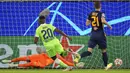 Pemain Wolfsburg Ridle Baku (kiri) mencetak gol ke gawang Salzburg yang dijaga Philipp Koehn (bawah) pada pertandingan Grup G Liga Champions di Stadion Volkswagen Arena, Wolfsburg, Jerman, 2 November 2021. Wolfsburg menang 2-1. (AP Photo/Michael Sohn)
