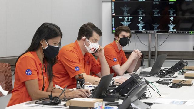 Aktivitas anggota tim helikopter Ingenuity bersiap untuk menerima downlink data yang menunjukkan apakah helikopter menyelesaikan penerbangan pertamanya di planet Mars dari Fasilitas Operasi Penerbangan Luar Angkasa, Laboratorium Propulsi Jet NASA, 19 April 2021. (Handout/NASA/JPL-CALTECH/AFP)