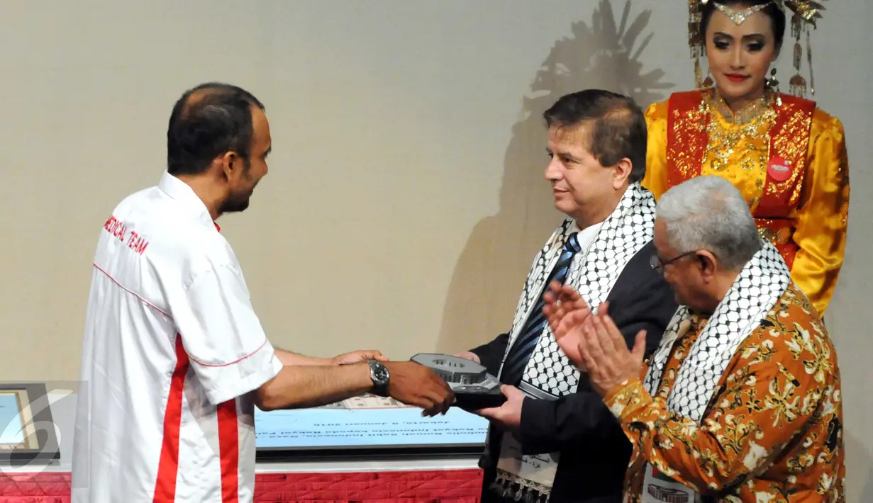 Menkes Palestina, Jawad Awed (tengah) saat menerima penyerahan secara simbolis RS Indonesia di Gaza, Jakarta, Sabtu (9/1/2016). RS Indonesia adalah bantuan Indonesia yang donasi seluruhnya murni berasal dari rakyat Indonesia. (Liputan6.com/Helmi Afandi)