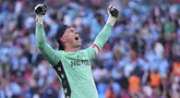 Kiper Crystal Palace, Dean Henderson merayakan kemenangan timnya atas Manchester City dalam laga final Piala FA 2024/2025 di Stadion Wembley, London, Inggris, Sabtu (17/05/2025) waktu setempat. (AP Photo/Kirsty Wigglesworth)
