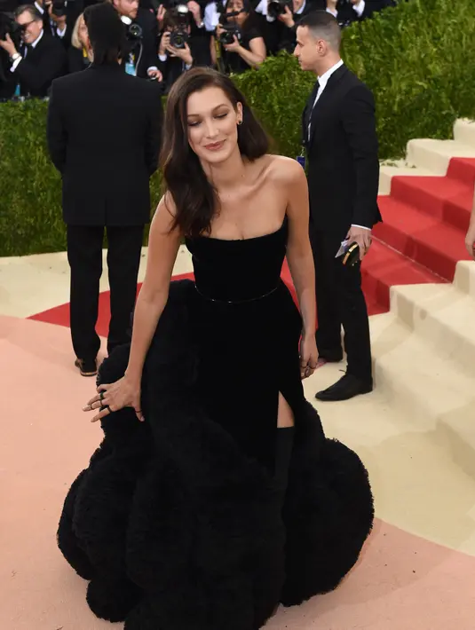 Ternyata, bukan hanya Bella Hadid saja yang makin eksis berpose dan menghiasi sampul majalah Fashion ternama. Kendal, Jenner juga membuat netizen tercengang dengan pose seksinya untuk Cover Vogue Amerika. (AFP/Bintang.com)