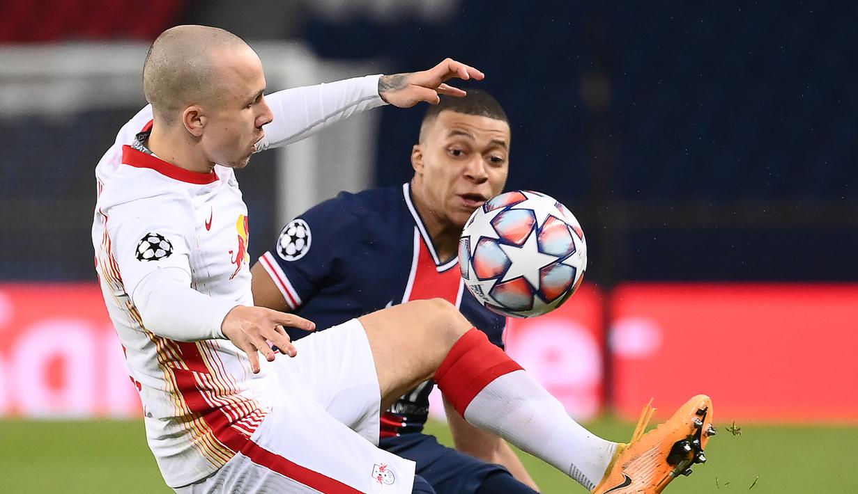 Striker Paris Saint Germain, Kylian Mbappe (kanan), berebut bola dengan bek RB Leipzig, Angelino, dalam laga lanjutan Liga Champions 2020/21 di Parc des Princes Stadium, Paris, Rabu (25/11/2020). PSG mengalahkan Leipzig dengan skor 1-0. (AFP/Franck Fife)