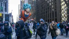 Balon Goku melayang di atas kawasan Sixth Avenue selama Parade Macy's Thanksgiving Day di New York, Kamis (22/11). Balon raksasa berbentuk ikon-ikon kartun terkenal menghiasi gelaran yang digelar untuk ke-92 tersebut. (Don EMMERT / AFP)
