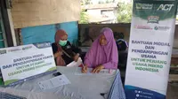 Pemberian bantuan modal ke usaha kecil oleh ACT Sulteng di Kabupaten Sigi, Jumat (23/4/2021). Bantuan tersebut berasal dari donasi para dermawan untuk menopang UKM menghadapi situasi sulit. (Foto: ACT Sulteng).