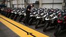 Pekerja mengecek sepeda motor Triumph di jalur perakitan di pabrik Triumph Motorcycles di Hinckley, Inggris (2/10). Awalnya Triumph dibentuk sebagai perusahaan manufaktur sepeda di Coventry pada tahun 1887. (AFP Photo/Oli Scarff)