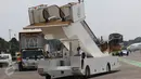 Petugas membawa eskalator pribadi yang diboyong dari Arab Saudi, di appron Bandara Halim Perdana Kusuma, Rabu (1/3). Dalam lawatan Raja Salman bin Abdulaziz al-Saud ke berbagai negara, eskalator pribadi memang jadi benda wajib. (Liputan6.com/Fery Pradolo)