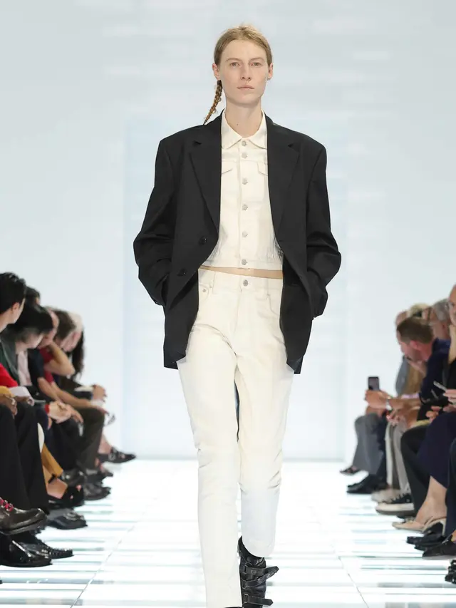 Miuccia Prada dan Raf Simons Kembalikan Esensi Berpakaian di Koleksi Menswear 'Clarity' Spring/Summer 2027