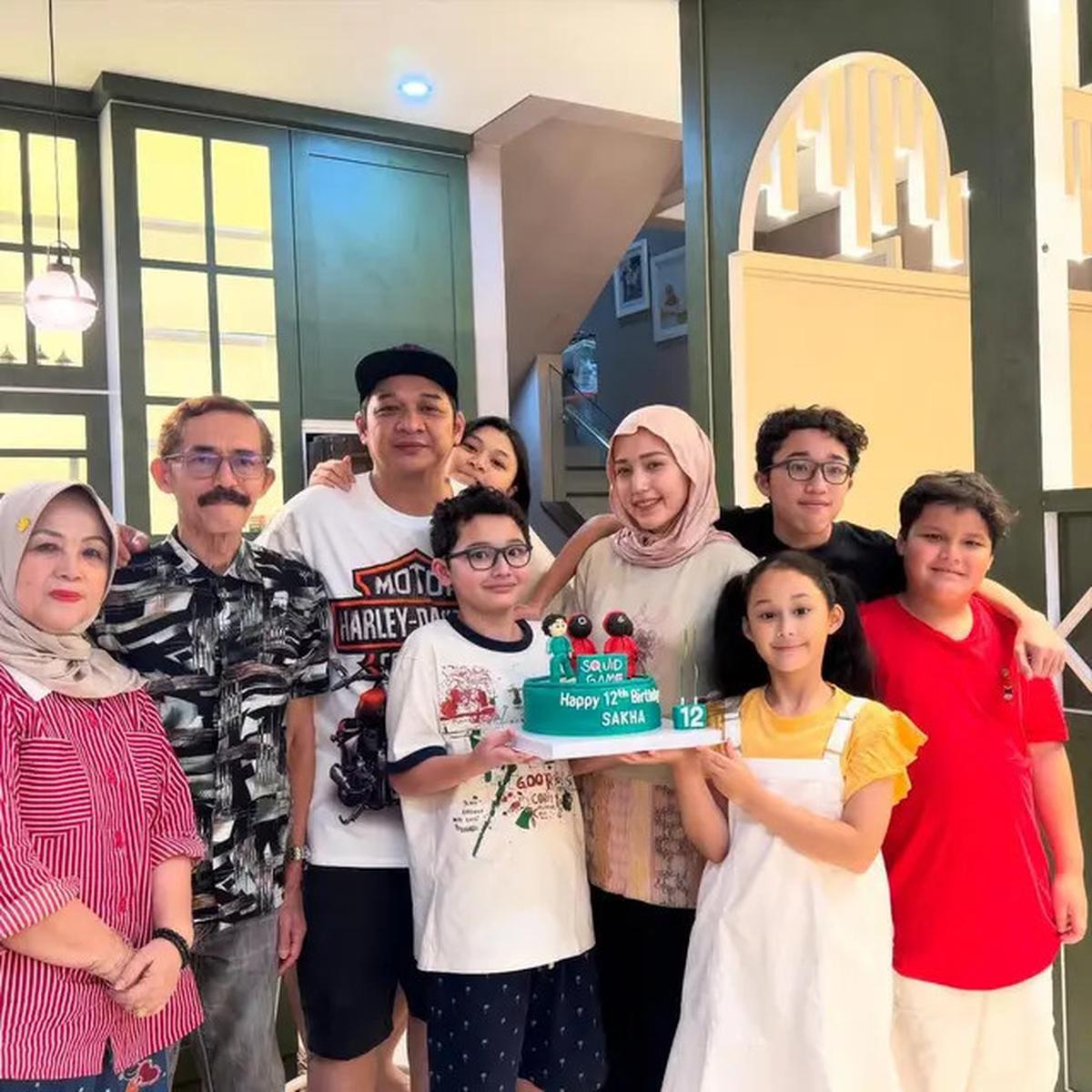 Gaya Adelia Istri Pasha Pakai Hijab Meleyot, Intip Padu Padannya yang Modis dan Elegan