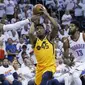 Shooting guard Utah Jazz Donovan Mitchell (tengah) menerobos pertahanan Thunder saat berjumpa di gim kedua play-off NBA (AP)