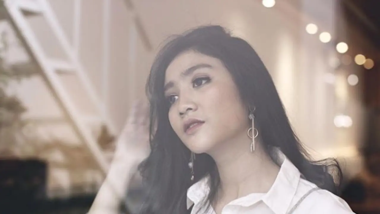 Makeup Para Artis Ini Super Simpel, Cocok Dipakai ke Kampus