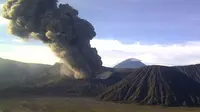 Gunung Bromo mengeluarkan kepulan asap. (Liputan6.com/Dian Kurniawan)