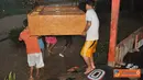 Citizen6, Jember: Warga Dusun Mandilis, Tempurejo terpaksa harus mengungsi untuk menghindari keganasan abrasi Sungai Mandilis yang semakin hari mendekat ke pemukiman penduduk, Rabu (13/4). (Pengirim: Sapto Raharjanto)